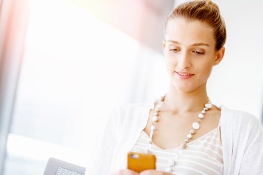 Çekici ofis çalışanı masada oturuyor.