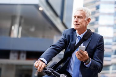 Başarılı bir iş adamı binicilik bisiklet