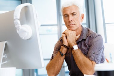 ofis yakışıklı işadamı