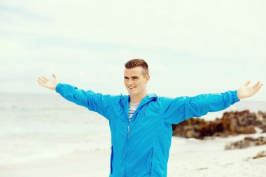 Silah spor giyim ile genç adam uzanmış