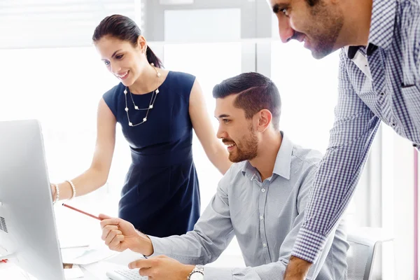 Modern ofisteki iş adamları