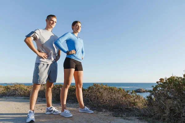 Junges Paar trainiert gemeinsam am Strand — Stockfoto