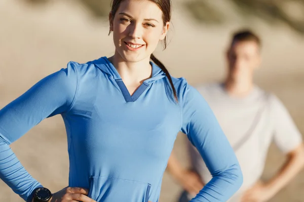 Jeune couple sur la plage d'entraînement ensemble — Photo