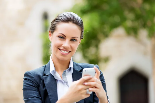 Retrato de mujer de negocios sonriendo al aire libre —  Fotos de Stock