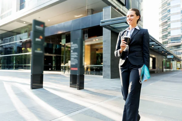 Portrait de femme d'affaires marchant et souriant en plein air — Photo