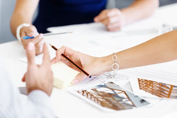 Hände schreiben auf Papier — Stockfoto