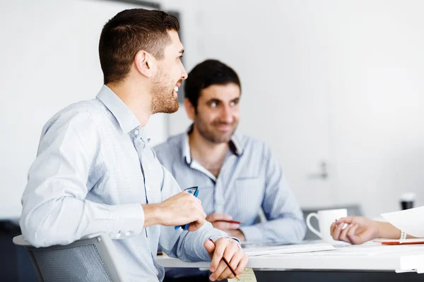 Gente de negocios en oficina moderna — Foto de Stock