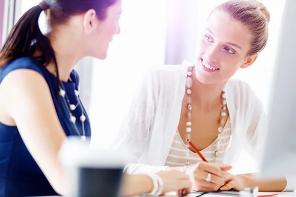 Two female colleagues in office — Stock Photo, Image