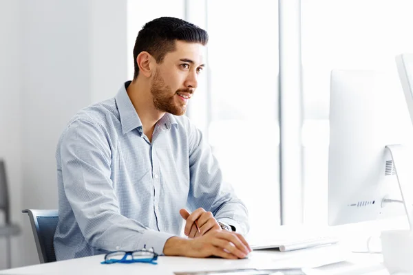 Trabalhador masculino no escritório sentado na mesa — Fotografia de Stock