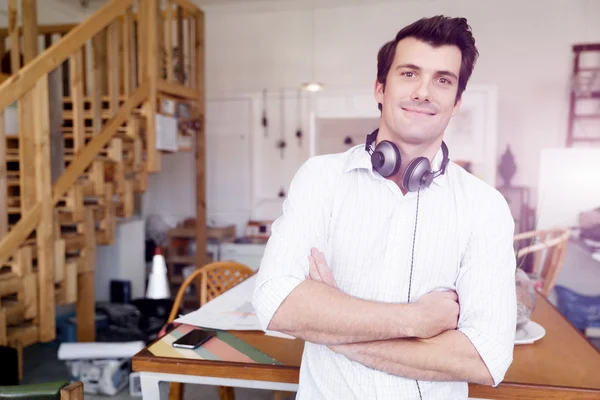 Retrato de un joven vestido casual en la oficina — Foto de Stock