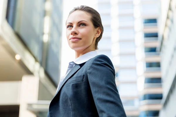 Retrato de mujer de negocios sonriendo al aire libre —  Fotos de Stock