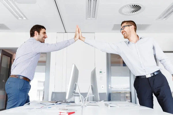 Dos hombres de negocios guapos en el cargo — Foto de Stock