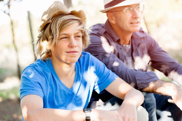 Father and son in vineyard — Stock Photo, Image