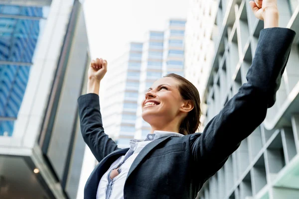 Retrato de mujer de negocios sonriendo al aire libre —  Fotos de Stock