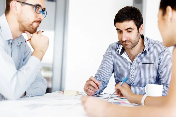 Affärsmän på modernt kontor — Stockfoto