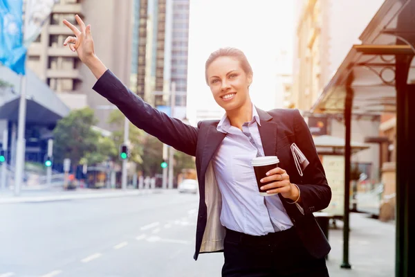 Taksi yakalamak iş kadın portresi