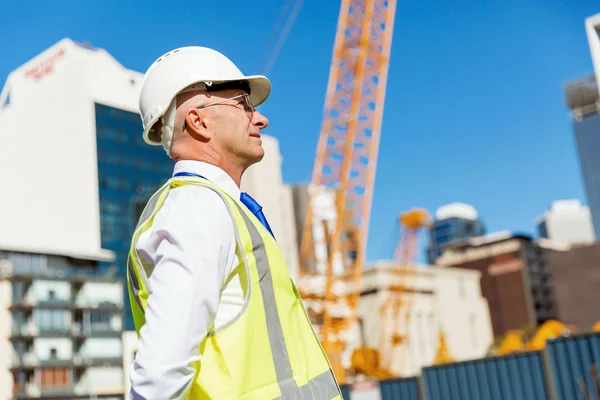 Engenheiro construtor em canteiro de obras — Fotografia de Stock