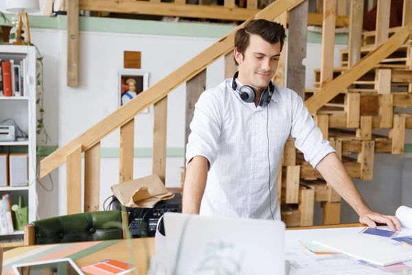 Ung man stående i kreativa kontor — Stockfoto