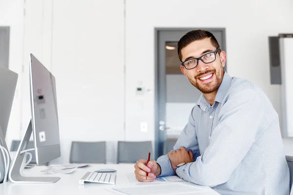 Male office worker sitting at desk — Stock Photo, Image