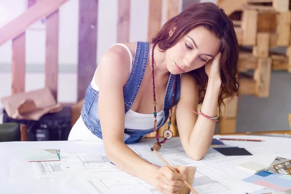 Joven mujer bonita en su escritorio — Foto de Stock