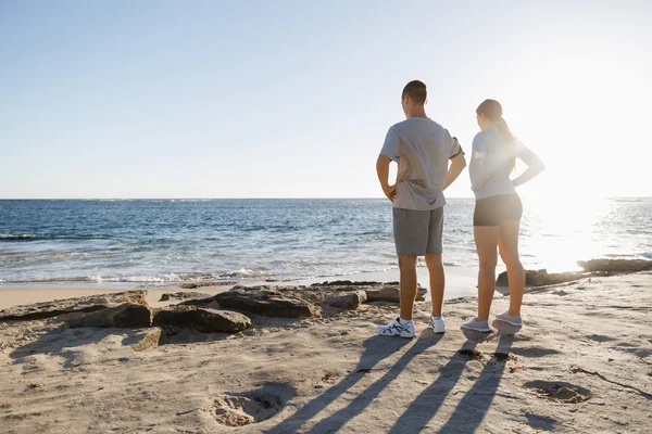 Jeune couple sur la plage d'entraînement ensemble — Photo