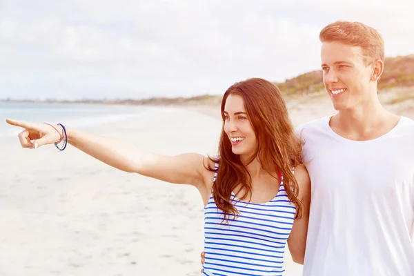 Щасливий молодий чоловік і жінка пара разом гуляють на пляжі — стокове фото