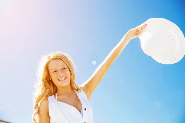 Young woman relaxing on the beach — Stock Photo, Image