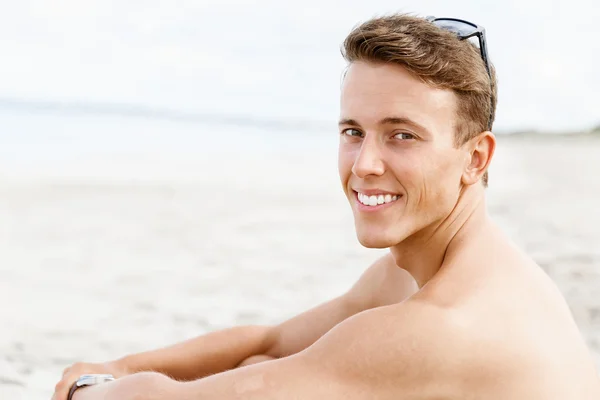 Beau homme posant à la plage — Photo