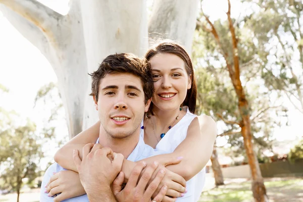 Giovane coppia nel parco — Foto Stock