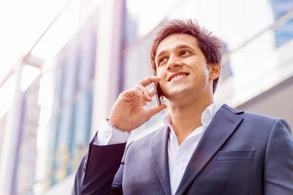 Retrato de empresario confiado al aire libre —  Fotos de Stock