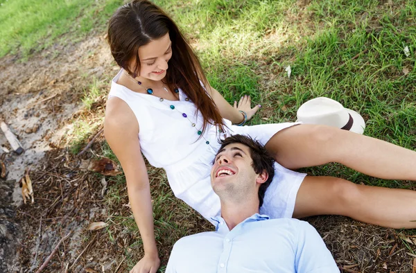 Jeune couple dans le parc — Photo