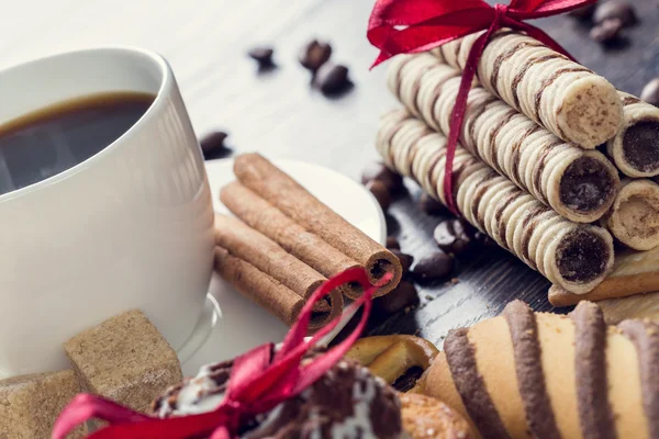 Biscoitos e café na mesa — Fotografia de Stock