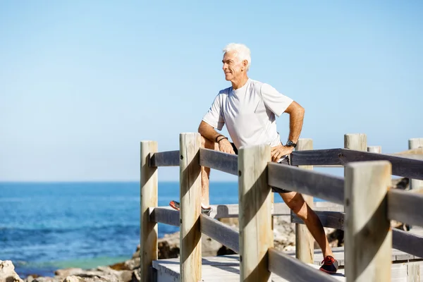 Hombre entrenando en la playa afuera —  Fotos de Stock