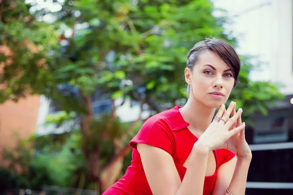 Retrato de mujer de negocios afuera — Foto de Stock