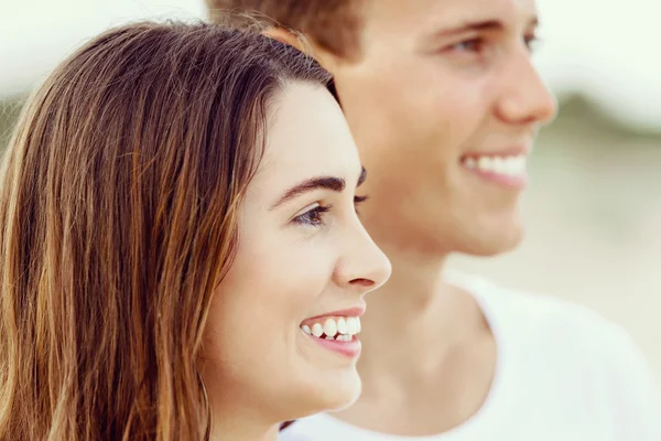 Romantische jonge paar op het strand — Stockfoto