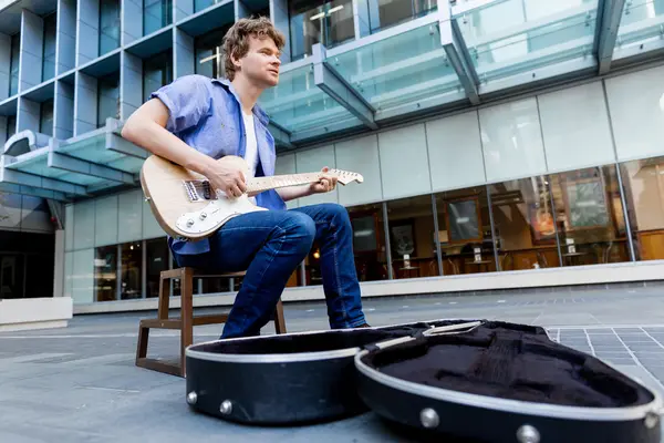 Young musician with guitar in city — Stock Photo, Image