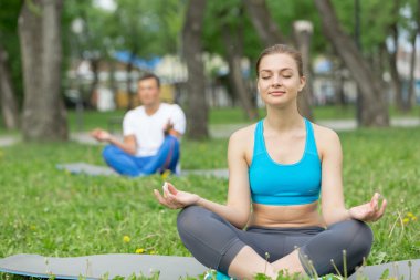 Yoga pratik parkta sahip