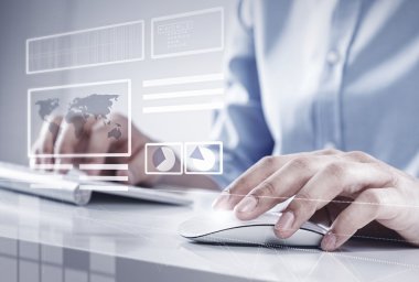 internet'te sörf adam