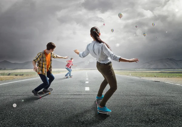 Νέοι ιππασίας skateboard — Φωτογραφία Αρχείου