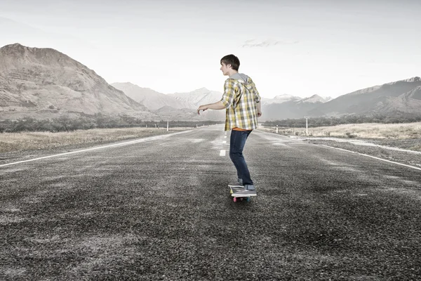 Junge fährt Skateboard — Stockfoto