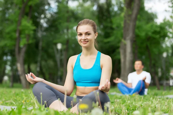 Yoga-Praxis im Park — Stockfoto