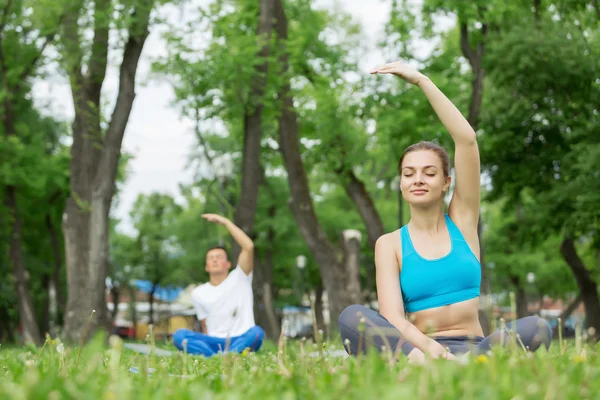 Tener práctica de yoga en el parque — Foto de Stock