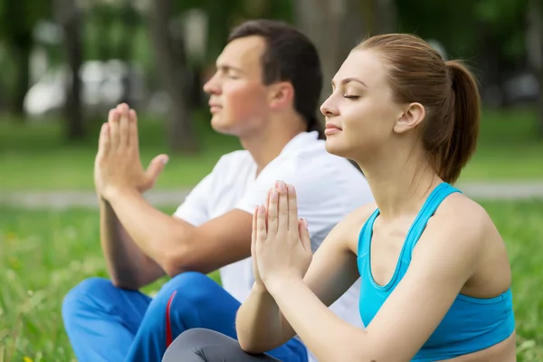 Att ha yoga praxis i park — Stockfoto