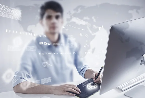 Diseñador guapo en el trabajo — Foto de Stock