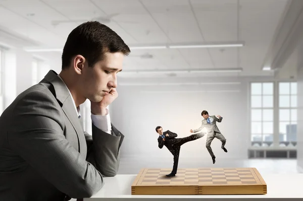 Businessman fighting on the chessboard — Stock Photo, Image