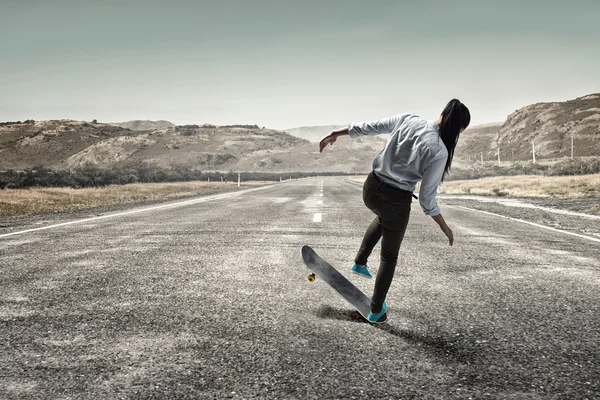 Girl ride skateboard — Stock Photo, Image