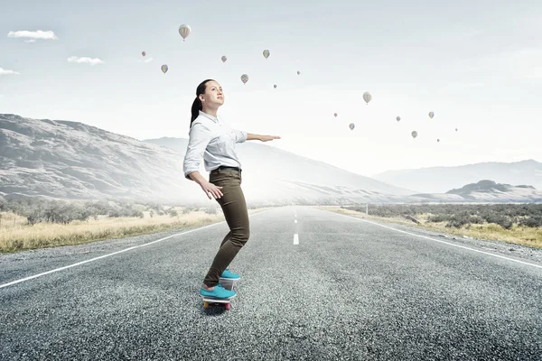 Meisje rit skateboard — Stockfoto