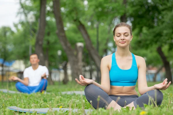 Tener práctica de yoga en el parque —  Fotos de Stock