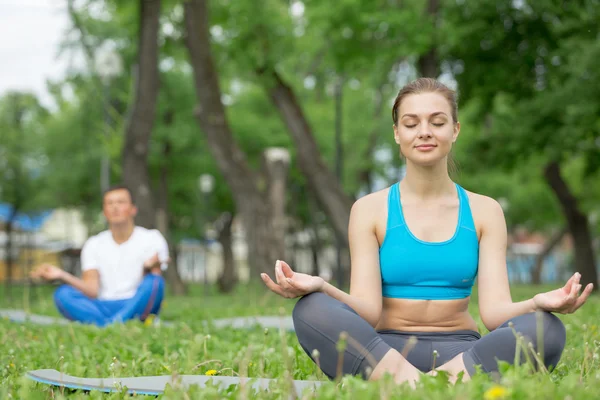 Pratique du yoga dans le parc — Photo