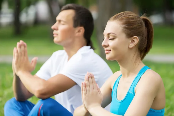 Att ha yoga praxis i park — Stockfoto